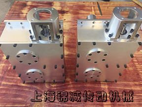 非標定做平面二次包絡(luò)環(huán)面蝸桿減速機A